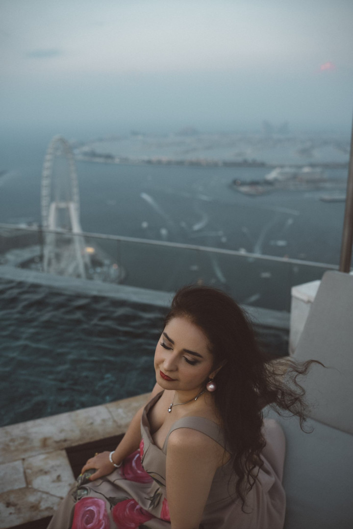 bride veil flying dubai wedding photographer