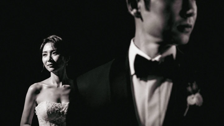 Chinese wedding couple photographed in a dramatic black and white portrait in Dubai